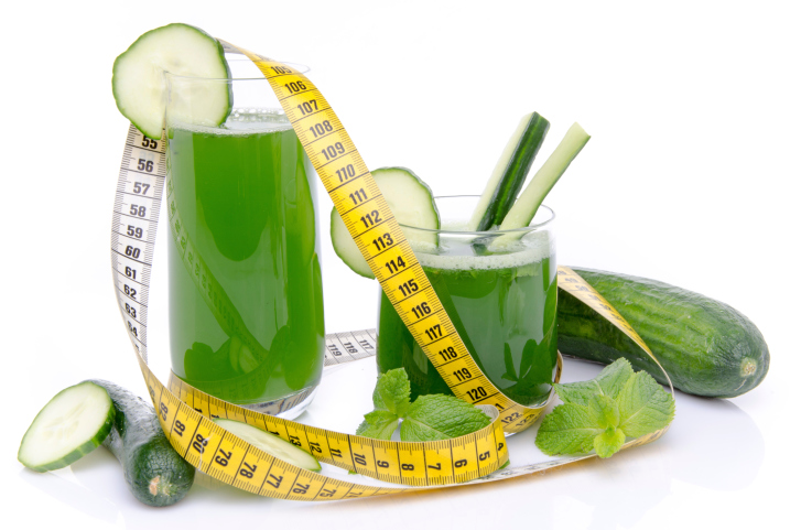 Composition with cucumber juice, fresh cucumbers and a tape meas